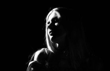 Çekici ve şehvetli görünen güzel kadın modelinin portresi. Siyaha izole edilmiş dramatik stüdyo ışığı olan güzel bir yüz.