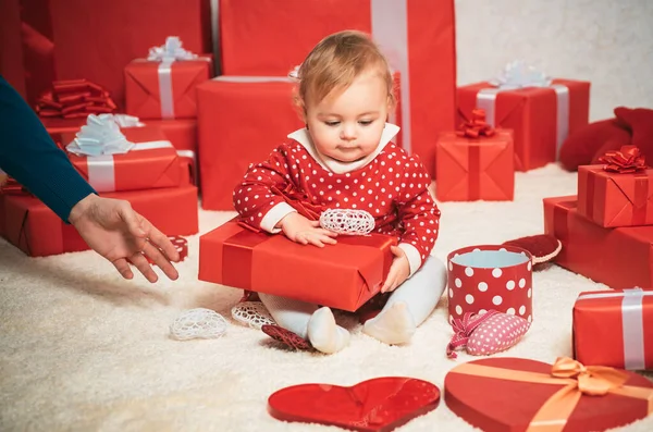 크리스마스 아기가 있어요 소녀는 선물을 받았다 크리스마스 선물을 Xmas Tree — 스톡 사진