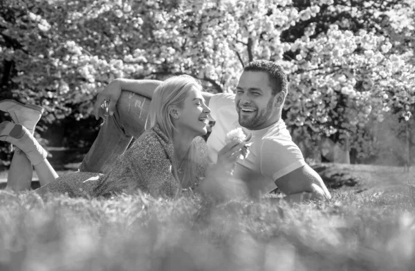 Frühlingsromantisches Verliebtes Paar Das Sich Anschaut Lächelndes Gesicht Eines Frühlingshaften — Stockfoto