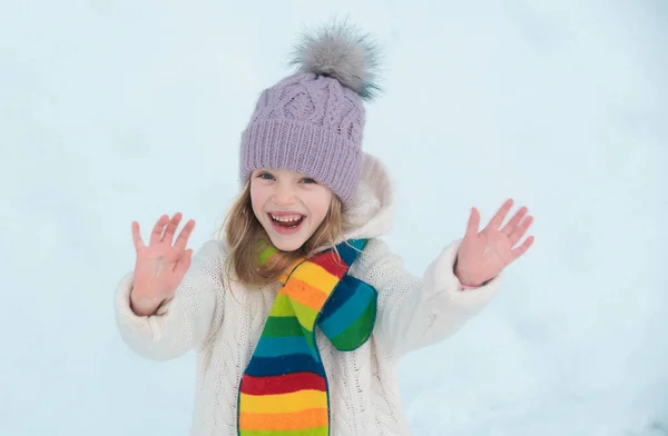 Grappig Opgewonden Kind Meisje Gezicht Sneeuw Winter Buiten Kinderen Winter — Stockfoto