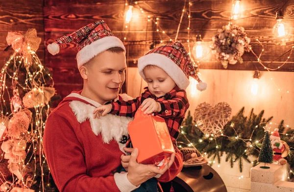 Noel Baba Nın Genç Babası Oğlu Noel Hediyesi Kutusunu Açıyor — Stok fotoğraf