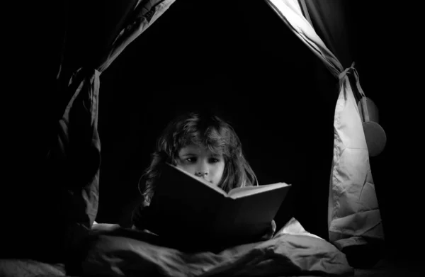 Crianças Tenda Crianças Lendo Livros História Leitura Infantil Com Livro — Fotografia de Stock