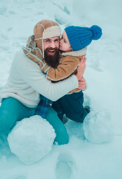 Otec Chlapec Usmívají Jsou Objetí Syn Zimních Prázdninách Objetí Svého — Stock fotografie