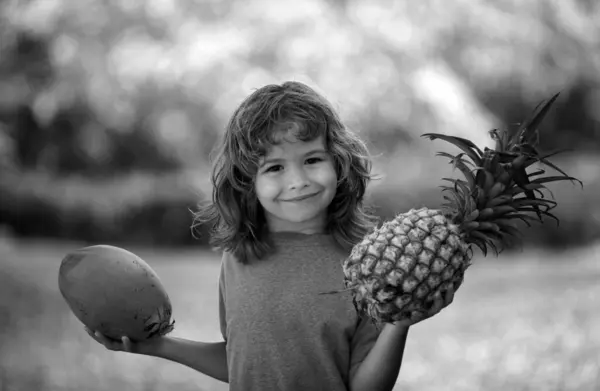 Menino Segurando Abacaxi Coco Sorrindo Com Rosto Feliz Frutos Verão — Fotografia de Stock