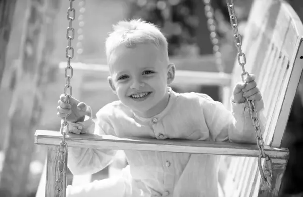 Glücklicher Kleiner Junge Auf Einer Schaukel Sommerpark — Stockfoto