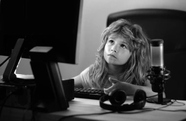 Blog yazma ve oyun konsepti, masaüstü bilgisayar bilgisayarı oyunu. Evde bilgisayar kaydı olan çocuk ya da blog yazarı