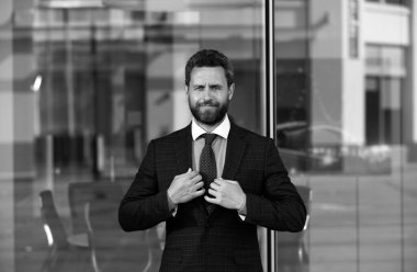 Lüks bir açık uzay iş merkezinde yönetici. Dışarıda başarılı bir iş adamı.