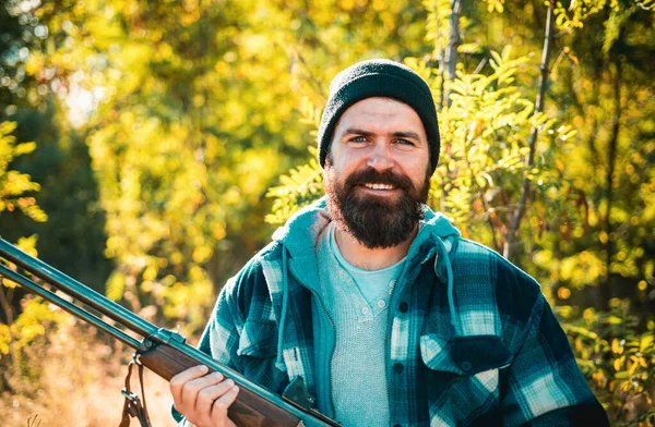 Bearded Hunter Man Holding Gun Walking Forest Hunter Shotgun Gun — Stock Photo, Image