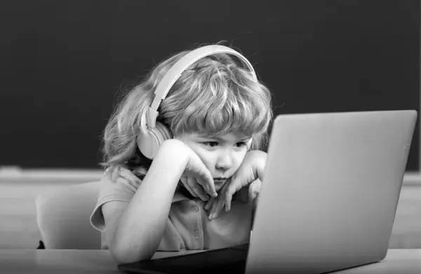 Seriös Barn Pojke Hörlurar Studie Nätet Barn Hörlurar Internet Webb — Stockfoto