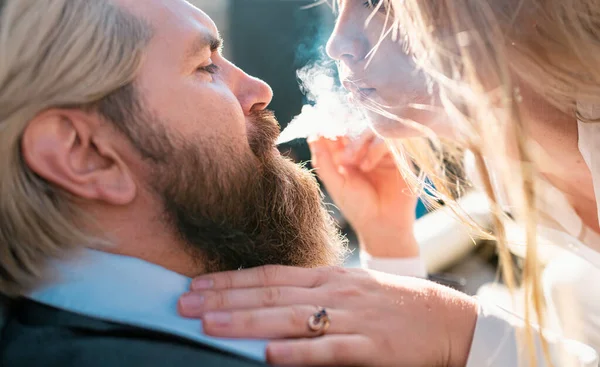 Sigara Içen Adamla Sarışın Kadını Şefkat Yakınlığın Tadını Çıkar — Stok fotoğraf