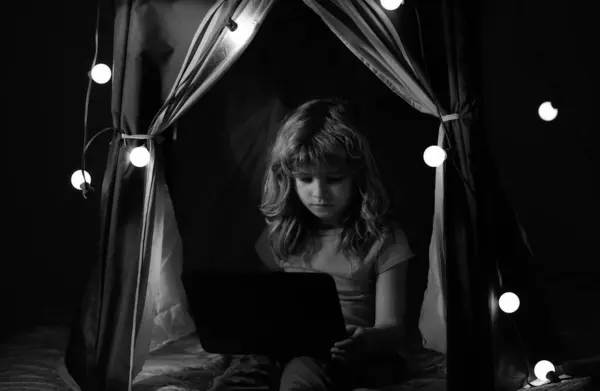 Kind Sitzt Heimischen Zelt Und Spielt Mit Laptop Soziale Medien — Stockfoto