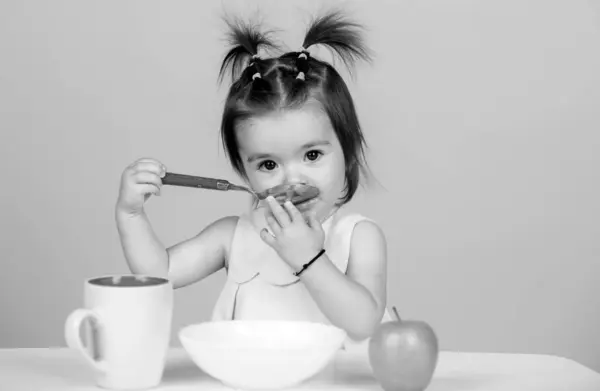 Schattig Baby Kind Eet Voedsel Baby Eten Kind Meisje Eet — Stockfoto