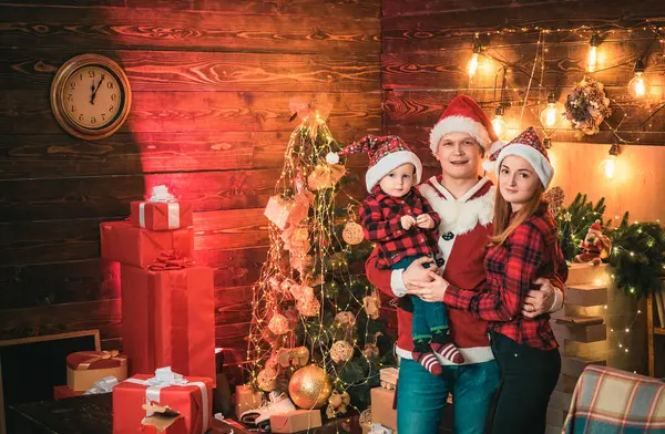 Mutlu Aile Için Şükran Günü Noel Baba Anne Bebeğiyle Noel — Stok fotoğraf
