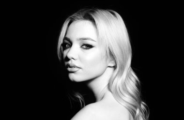 Mavi gözlü güzel bir kadın. Yakın plan portre, cilt bakımı, doğal çıplak makyaj. Cilt bakımlı güzel kadın. Hiçbir filtre değiştirilmemiş kadın model yüzü