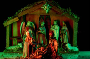 İçinde figürler olan doğum sahnesi. Bebek İsa, Meryem ve Yusuf 'un yemlikte olduğu bir Noel sahnesi. Beytüllahim. Hıristiyan dini. Kutsal Bakire Meryem, Aziz Yusuf ve bebek İsa