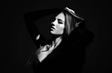 Çekici bir kadının portresi. Stüdyonun karanlık arka planında izole edilmiş güzel bir kızın dramatik ve şehvetli portresi. Sanat gölgesi ışığı olan şehvetli bir kız.