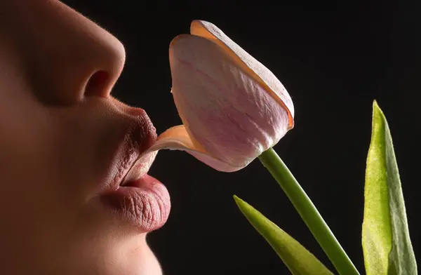 Sexy Lesbian Foreplay Lip Tulip Flower Blowjob Kiss Sexy Female — Stockfoto
