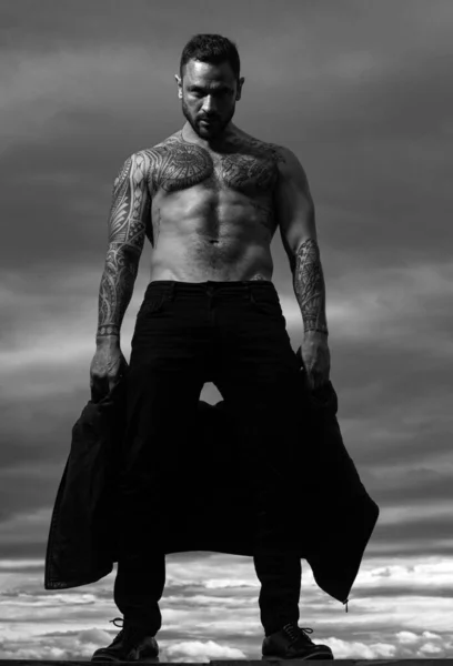 Deri Ceketli Modacı Erkek Model Seksi Bir Adam Güçlü Kaslı — Stok fotoğraf