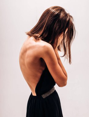 Ağlayan kız elleriyle yüzünü kapsar. İş ve dur cinsel taciz, cinsel taciz. Vücuduma dokunma. Hayır kadınlar taciz. Tecavüz ve cinsel taciz kavramı