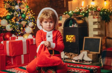 Noel çorapları, hediye kartı konsepti. Mutlu Noeller ve mutlu yıllar. Noel hediyeleri. Yeni yıl. Noel arifesi. Tatil günü. - Eve. Aile kış tatili ve insanlar konsepti