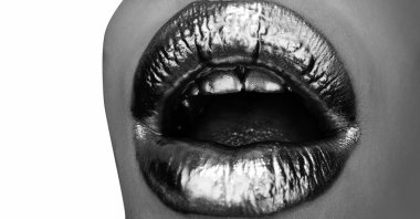 Altın ağzını aç. Altın ruj ve parlatıcı. Seksi ve şehvetli dudaklar. Altın dudaklar yakın çekim. Altın sanat tasarımı