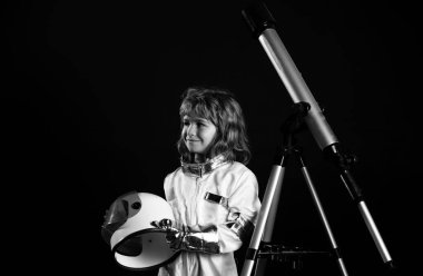 Teleskopla astronotçuluk oynayan çocuk. Başarı, yaratıcılık ve başlangıç konsepti