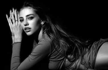 Güzel kadın modelin güzel portresi, moda cazibeli portresi. Güzel kadın yüzü. Siyah stüdyoda şehvetli pozlar veren seksi kız.