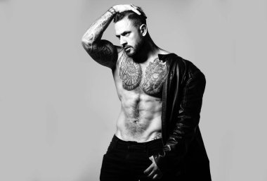 Moda ve seksi erkek model. Seksi adam.