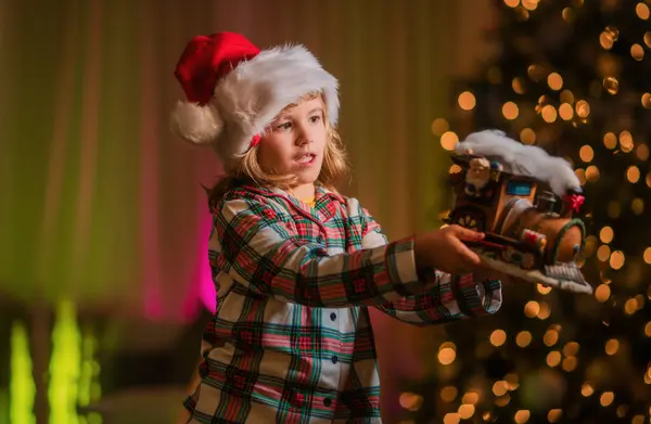 Παιδί Περνάει Καλά Κοντά Στο Χριστουγεννιάτικο Δέντρο Στο Σπίτι Φωτισμός — Φωτογραφία Αρχείου