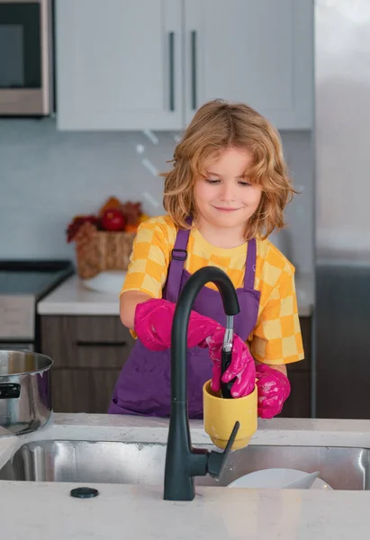 Geschirrspülkonzept Kleine Haushälterin Kinder Waschen Und Wischen Geschirr Der Küche — Stockfoto
