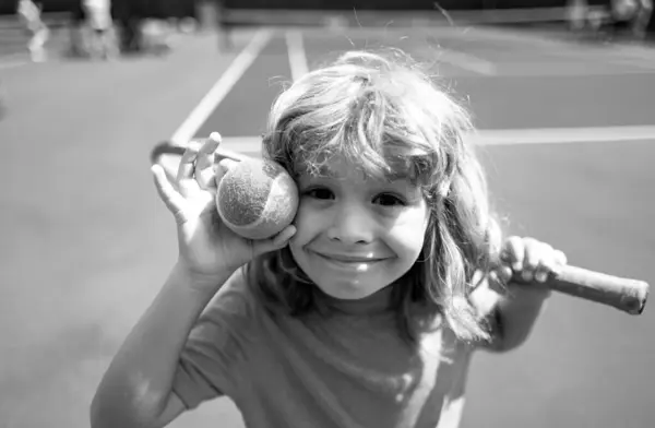 Netter Junge Mit Tennisschläger Auf Dem Platz Beim Tennisturnier Lustige — Stockfoto