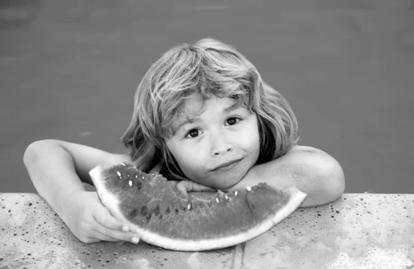 在室外游泳池里放西瓜的孩子 孩子在游泳池里玩得很开心 儿童暑假和健康饮食概念 — 图库照片