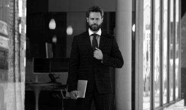 İş merkezinin yakınında bir ofis çalışanı. İş adamı iş merkezinin yakınındaki caddede duruyor.