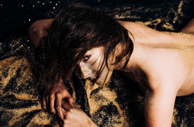 Altın ten. Spa sağlıklı yaşam. Zenginlik ve refah. Lüks güzellik prosedürü. Altın maske. Altın kadın rahatlatıcı. Saf altın. Vogue ve glamour kavramı. Seksi kız yüz makyaj vücut sanatı metallized renk.