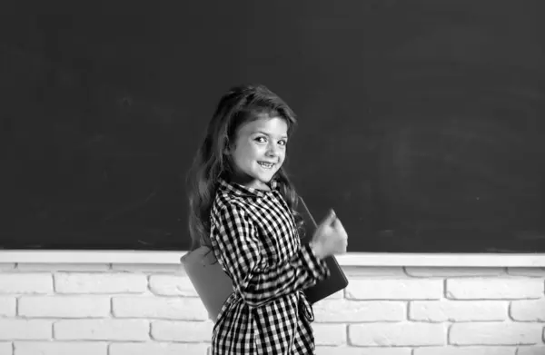 小学校の勉強ノートパソコンで面白い生徒の女の子の肖像画 天才児 知識の日 — ストック写真