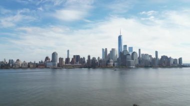 New York, New York 'un insansız hava aracı görüntüsü. Metropolitan mimarisi. Büyük Elma manzaralı. - Manhattan. New York silueti. Şehir manzarası. İş şehri, New York hava manzaralı iş merkezi. NYC 'nin insansız hava görüntüsü