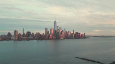 İHA New York 'ta uçuyor. Metropolitan mimarisi. Büyük Elma manzaralı. New York şehri. New York silueti. Şehir manzarası. İş şehri, New York hava manzaralı iş merkezi. New York şehrinin insansız hava görüntüsü