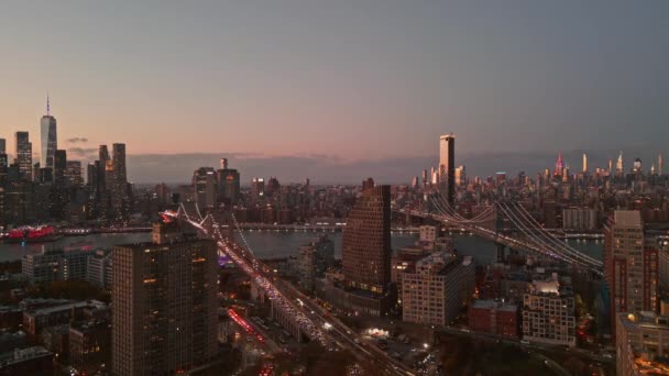 Drönare Utsikt Från Brooklyn Till Manhattan Vid Solnedgången Flyg Från — Stockvideo