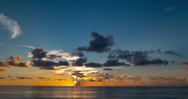 海岸で太陽が昇る雲 ビーチの劇的な夜の夕暮れライト トワイライトタイムラプス 太陽が昇るサンセットタイムラプス — ストック動画