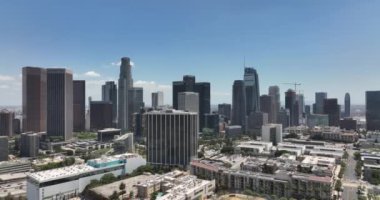 Los Angeles şehir merkezi, İHA ile Los Angeles, güneşli bir günde gökdelenler. Los Angeles, CA, ABD, 1 Haziran 2022