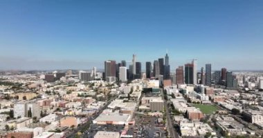 Los Angeles şehir merkezi, insansız hava aracı, gökdelenler şehir manzarası. Modern ofis binaları, gökdelenler, bankalar, Los Angeles 'taki daireler. Los Angeles, ABD, 1 Haziran 2022