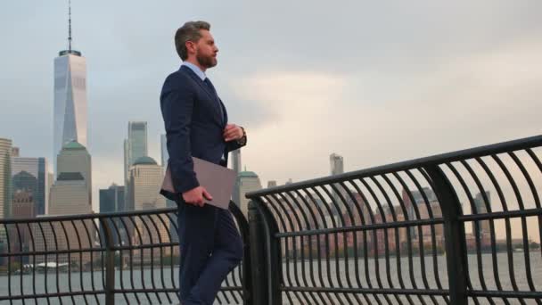 Affärsman Kostym Hålla Laptop Väntar Utomhus New York Gammal Man — Stockvideo