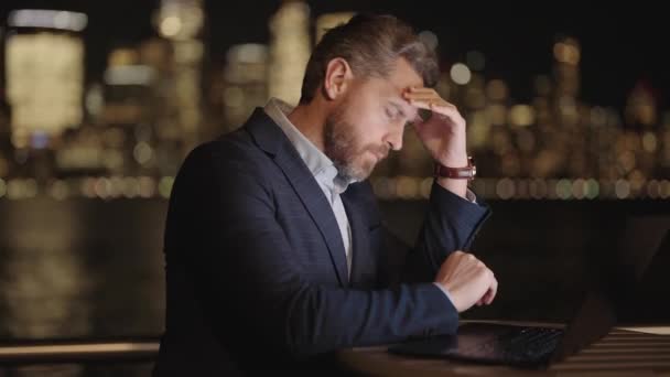 Cansado Estressado Homem Negócios Fundo Cidade Noite Estressado Cansado Empresário — Vídeo de Stock