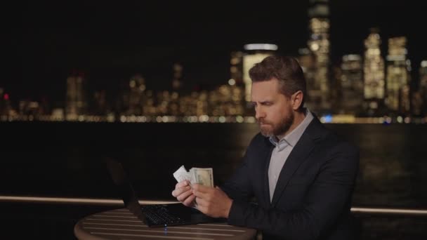 Hombres Negocios Contándonos Billetes Dólar Ciudad Nueva York Finanzas Banca — Vídeo de stock