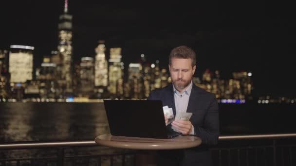 Gece Şehir Geçmişinde Para Sayan Bir Adamı Gece Vakti Banknotları — Stok video