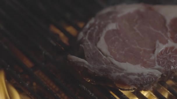 Roast Beef Hovězí Steak Grilu Plamenama Steaky Žebírka Vařené Hořícím — Stock video