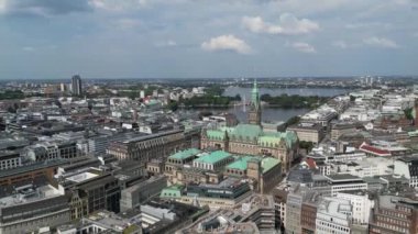 Hamburg Limanı, Almanya 'da hava manzarası. Şehir manzarası, Hamburg şehir merkezindeki elbe nehri. Hamburg 'un en ünlü tarihi bölgesi. İnsansız hava aracı Hamburg mimarisinin üzerinde uçuyor.
