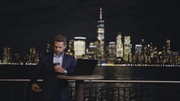 Hombre Negocios Traje Usando Portátil Hablando Teléfono Aire Libre Noche — Vídeos de Stock