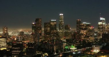 Los Angeles, California şehir merkezinin gece hava görüntüsü. İHA 'dan gece Los Angeles şehir merkezine. Los Angeles şehir merkezi üzerinde gece aydınlığı uçuşları. Los Angeles gece binaları ufuk çizgisi