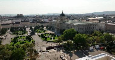 Viyana 'nın havadan görünüşü. Viyana hava manzarası. Viyana silueti. İnsansız hava aracından tarihi mimari hava manzaralı sosis şehir manzarası. Viyana silueti